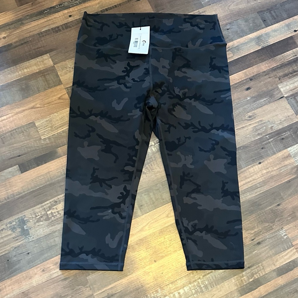 Women’s Zyia Camo Capri Pants